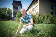 Hier wird die Gedenkstätte gebaut: Der katholische Spitalseelsorger Sepp Koller zeigt den Ort hinter der Frauenklinik. (Bild: Ralph Ribi)