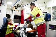 Rettungskräfte des Luzerner Kantonsspitals in der Ambulanz. (Symbolbild: Corinne Glanzmann (Luzern, 14. Dezember 2015))