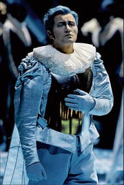Er überstrahlt alle: Der Zürcher Tenor Piotr Beczala (oben) in der Oper Lohengrin. Unten: Der jüdische Regisseur Barrie Kosky inszeniert die «Meistersinger» als Plädoyer gegen Fremdenhass. (Bild: Bilder: PD)
