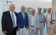 (Von links): Stadtpräsident Thomas Müller, Botschafter Timo Rajankagas, Honorarkonsul Hubert Büchel, Claude Gander und Asko Myllys kamen zur Vernissage ins Rorschacher Bahnhofgebäude. (Bild: Ulrike Huber)
