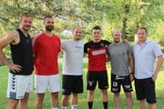 Von links: Trainer Sebastian Munzert, die Neuzugänge Tomáš Adamčík, Florian Henrich und Amer Zildzic, Co-Trainer Marc Fallegger und Präsident Beat Arnold. (Bild: Paul Gwerder, Altdorf, 30. Juli 2018)