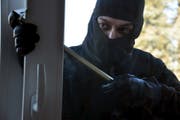 Die Einbrecher wuchteten ein Seitenfenster gewaltsam auf.