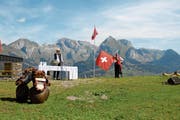 Hans Jörg Fehle vor der Kulisse von Stoos, Säntis und Schafberg. Rechts Fahnenschwinger Hanspeter Schmid. (Bild: Christiana Sutter)