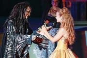 Eveline Suter in der Rolle der Bella mit Istvan Csiszar in der Rolle des Biests auf der Walenseebühne. (Bild: Eddy Risch/Keystone)