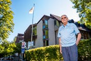 Initiant Robert Wälle vor «seiner» Jugendherberge an der Sedelstrasse in Luzern. (Bild: Philipp Schmidli, 26. Juli 2018)