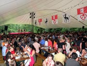 Die Besucher geniessen das 3. Volkskulturfest Obwald in der Waldlichtung Gsang in Giswil. (Bild: André A. Niederberger, 5. Juli 2008)