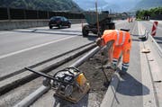 Bei der Autobahn A2 auf der Höhe von Stansstad beginnen die Arbeiter anfangs Juli 2008 mit den Vorbereitungen für den Lärmschutz. (Bild: Corinne Glanzmann, 2. Juli 2008)