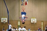 Dominic Tamsel bei einer Übung am Boden in der Sporthalle Oberei in Malters. (Bild: Philipp Schmidli (26. Mai 2018))