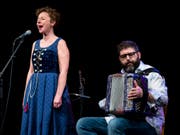 Die Jodlerin Nadja Räss (l) und der Schwyzerörgeler Markus Flückiger, hier an den Stanser Musiktagen 2018, treten auch an der 6. Stubete am See in Zürich auf. (Bild: Keystone/ALEXANDRA WEY)