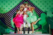 Farbenfrohes Treiben in der Hallwyler Produktion von «Le Cenerentola». (Bild: Ingo Höhn / PD)