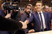 Emmanuel Macron (rechts) zählte schon während des Präsidentschaftswahlkampfs 2017 auf Bodyquard Alexandre Benalla (links). (Bild: Christophe Ena/AP; Paris, 1. März 2017)