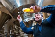 Bierbrauer bei den Tanks in der Brauerei Eichhof, die zu Heineken gehört. (Archivbild: Luzerner Zeitung)