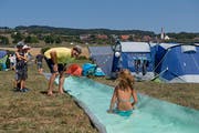 Roland Weingartner (im gelben Shirt) im «Gölpi-Camp» am Baldeggersee, das noch bis am Samstag dauert. (Bild: Corinne Glanzmann)
