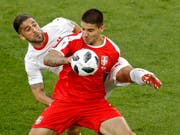 Serbiens Sturmtank Aleksandar Mitrovic im WM-Spiel gegen die Schweiz in einem Zweikampf mit Ricardo Rodriguez (Bild: KEYSTONE/AP/ANTONIO CALANNI)