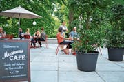 Das Stadtpark-Café des Historischen und Völkerkundemuseums auf der Terrasse rechts, neben dem Haupteingang. (Bild: PD)