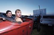 Leslie Kurmann (von links) und seine Begleiterin Katharina Schlatter sind für die Vorstellung auf dem Hof Bergmatt in Muri. (Bild: Werner Schelbert (Muri, 28. Juli 2018))