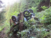 Der 45-jähriger Lenker ist von der Strasse abgekommen und unter seinem Quad eingeklemmt worden - er konnte nicht mehr gerettet werden. (Bild: Kantonspolizei Glarus)