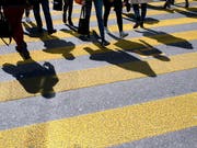 In der Schweiz sind die finanziellen und materiellen Lebensbedingungen der Bevölkerung mit Migrationshintergrund schlechter als jene der Bevölkerung ohne Migrationshintergrund. (Bild: KEYSTONE/ANTHONY ANEX)