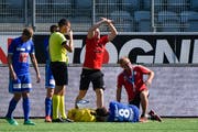 Bitte wechseln: Olivier Custodio (am Boden, Nummer 8) musste im Spiel in Thun ausgewechselt werden. (Bild: Martin Meienberger/Freshfocus)