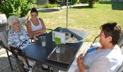 Anna Kellenberger (links) ist bald 90-jährig und hält sich gern in der Natur auf. Mit Schwiegertochter Cornelia Kellenberger (rechts) und deren Tochter Tanja geniesst sie den Sommertag auf der Terrasse im Regionalen Alterszentrum Tannzapfenland. (Bilder: Christoph Heer)