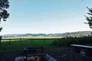 Die Aussicht von der Grillstelle am Hasenberg kann nur schwer enttäuschen. Die weite grüne Wiese trägt ebenfalls zur gemütlichen Atmosphäre bei. Es führt aber kein Weg über die Wiese zu den Bänklein, weshalb man die Grillstelle nicht durch das Gras aufsuchen darf. (Bild: Timon Kobelt)