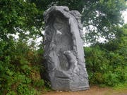 Am Sonntag wurde die Gallusstatue im Tal der Heiligen in der Bretagne eingeweiht: Der Heilige steht unter einem mächtigen Felsen und schaut dem Bären unerschrocken ins Auge. (Bild: Stiftsbibliothek St. Gallen)