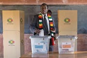 Emmerson Mnangagwa gestern bei der Stimmabgabe. (Bild: Jerome Delay/AP; Kwekwe/Zentral-Simbabwe)