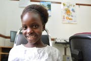 Dank CBM-Spenderinnenn und -Spendern kann auch die zehnjährige Whitney aus Uganda wieder sehen. (Bild CBM)