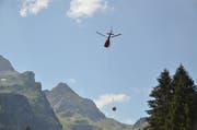 Per Helikopter wurden am Montag 10000 Liter auf die Grabser Alp Naus geflogen. (Bilder: Katharina Rutz)