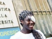 Die italienische Diskuswerferin Daisy Osakue spricht vor dem Spital von Turin zu den Medien. Sie wurde von einem vorbeifahrenden Auto von Unbekannten mit Eiern beworfen. Dabei wurde sie an einem Auge verletzt und musste im Spital behandelt werden. (Bild: KEYSTONE/EPA ANSA/ALESSANDRO DI MARCO)