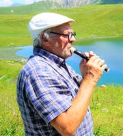 Ernst Spichtig, der Flötler im Seefeld, ist weitherum zu hören. Er ist einer der neun Pächter des Seefeldsees.