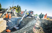 Die Bagger graben parallel die Röhre aus. (Bild: Andrea Stalder)