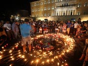 Mahnwache am Montagabend in Athen in Erinnerung an die über 90 Todesopfer der Waldbrände. (Bild: KEYSTONE/EPA ANA-MPA/ALEXANDROS BELTES)
