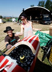 Stefan Rohner und Tanja Mathis malen an der Rakete. (Bild: Stefan Kaiser (Steinhausen, 30. Juli 2018))