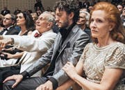   Entrepreneur Walter Loving (Hans Hollmann), next to his son Franky (Andri Schenardi) and his wife Alice (Sibylle Canonica) in the KKL. (Photo: SRF / Hugofilm) 