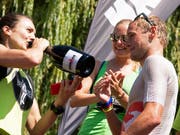 Ironman-Switzerland-Gewinner Jan van Berkel und Sarah Meier (gönnt sich einen Schluck Champagner) heiraten am Freitag (Bild: KEYSTONE/MELANIE DUCHENE)