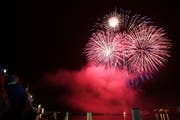 Das grosse Feuerwerk auf dem Urnersee in Flüelen findet trotz Feuerverbot am Dienstagabend statt. (Bild: Manuela Jans, Flüelen, 31. Juli 2014)