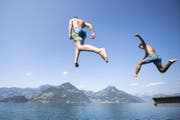 Junge Männer springen bei Beckenried im Kanton Nidwalden in den Vierwaldstättersee. Die Wettervorhersage verspricht heisses Sommerwetter während den nächsten Tagen. (Bild: Urs Flüeler/Keystone (Beckenried, 30. Juli 2018))