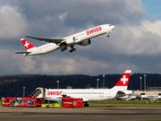 Der Gewinn der Swiss hob im ersten Halbjahr 2018 ab: Zwei Flugzeuge der Airline am Flughafen Zürich (Archivbild). (Bild: KEYSTONE/CHRISTIAN MERZ)