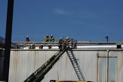 Die Einsatzkräfte der Feuerwehr konnten den Brand bei der Firma Pavatex vollständig löschen. (Bild: Zuger Polizei (Cham, 30. Juli 2018))