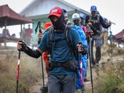 Einheimische und ausländische Wanderer bei ihrem Abstieg vom Vulkan Rinjani auf der indonesischen Insel Lombok. (Bild: KEYSTONE/EPA/STR)