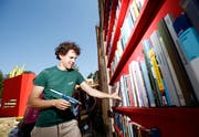 Peter Gmünder und die Bücherdeko (Bild: Stefan Kaiser (Steinhausen, 30. Juli 2018))