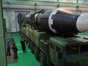 Nordkoreas Machthaber Kim Jong Un inspiziert eine Interkontinentalrakete des Typs Hwasong-15. (Bild: KEYSTONE/AP KCNA via KNS)
