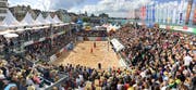 Das Bild zeigt eines der Finale des Plauschturniers auf dem Center Court. Anmeldungen für das diesjährige Plauschturnier sind bis 12. August möglich; Infos auf www.coopbeachtour.ch (Bild: PD)