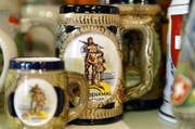 Was wäre, wenn Gessler im Abendglühn seinem Freund Tell an der Wirtshaustheke mit einem Bierhumpen zugeprostet hätte? (Bild: Urs Flüeler/Keystone)