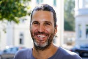 «Wir müssten die Zuschauer vorher warnen, ehe wir sie mit Wasser abkühlen», sagt Michael Bleiker, Mitorganisator Coop Beachtour. (Bild: Rudolf Hirtl)