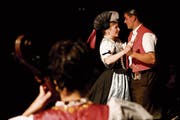 Die Vielfalt beider Appenzell spiegelt sich auch in der Bekleidung wieder. Je nach Anlass und Wochentag wählen die Trachtenträgerinnen und Trachtenträger ihre traditionelle Kleidung. (Bild: APZ)