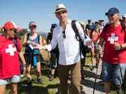 Bundespräsident Alain Berset war am Vortag des 1. August in der Freiburger Region Schwarzsee mit rund 120 Personen auf einer Wanderung. (Bild: KEYSTONE/PETER KLAUNZER)