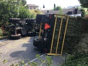 Der Traktor mit Anhänger kippte zur Seite. (Bild: Luzerner Polizei)