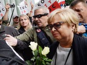 Die Präsidentin des Obersten Gerichtshofes in Polen, Malgorzata Gersdorf, widersetzt sich dem von der Regierung angeordneten Zwangsruhestand und erscheint - gefeiert von Regierungsgegnern - zur Arbeit. (Bild: KEYSTONE/AP/CZAREK SOKOLOWSKI)